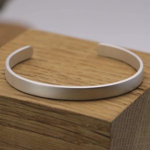 Bracelet homme fil plat 7mm ouvert finition mate en Argent massif