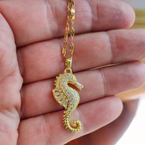 Collier hippocampe en acier inoxydable doré et pendentif plaqué or