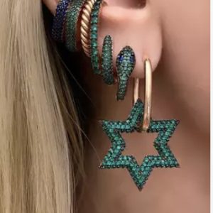 Earrings Joze David star paved by green stones in yellow gold plated – Boucles d’oreilles Joze étoile de David pavées de pierres vertes en plaqué or jaune