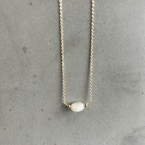 Collier Quartz blanc ovale en plaque or jaune – Joze Paris (Petit modèle)