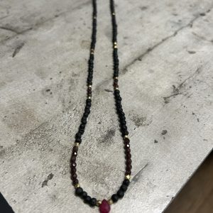 Sautoir serti de rubis et de laves noires en argent plaqué or jaune avec une goutte en rubis – Joze Paris X Wildstone Paris