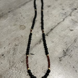 Sautoir serti de rubis et de laves noires en argent plaqué or jaune avec une goutte en labradorite – Joze Paris X Wildstone Paris