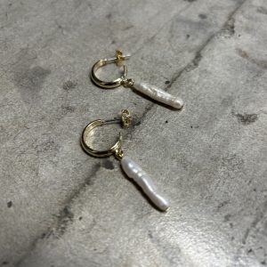 Créoles perle allongée en laiton plaque or jaune  – Joze Paris