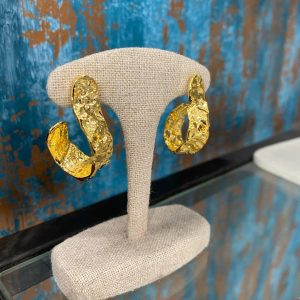 Créoles Serpent martelé en plaque or jaune – Joze Paris