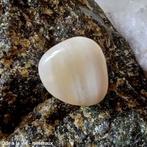Agate blanche, pierre roulée