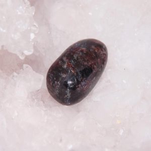 Astrophyllite, pierre roulée