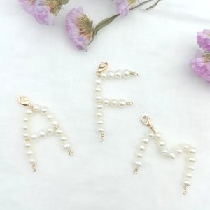 Pendentif LETTRE PERLES (avec ou sans chaîne)