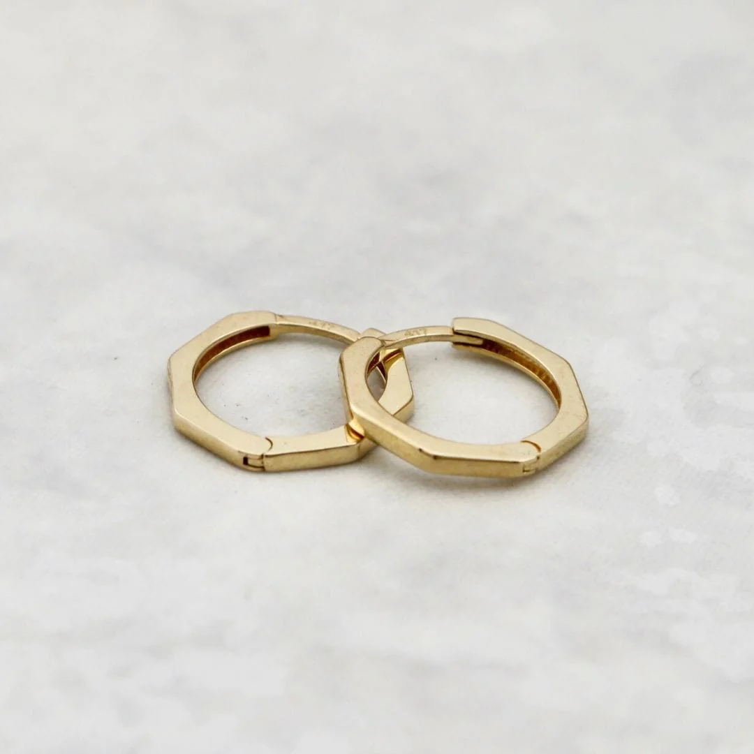Boucles d'oreilles huggies Heptagone en or 10K – Image 3