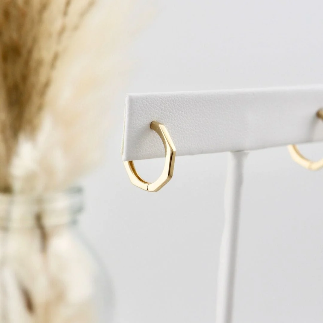Boucles d'oreilles huggies Heptagone en or 10K – Image 2