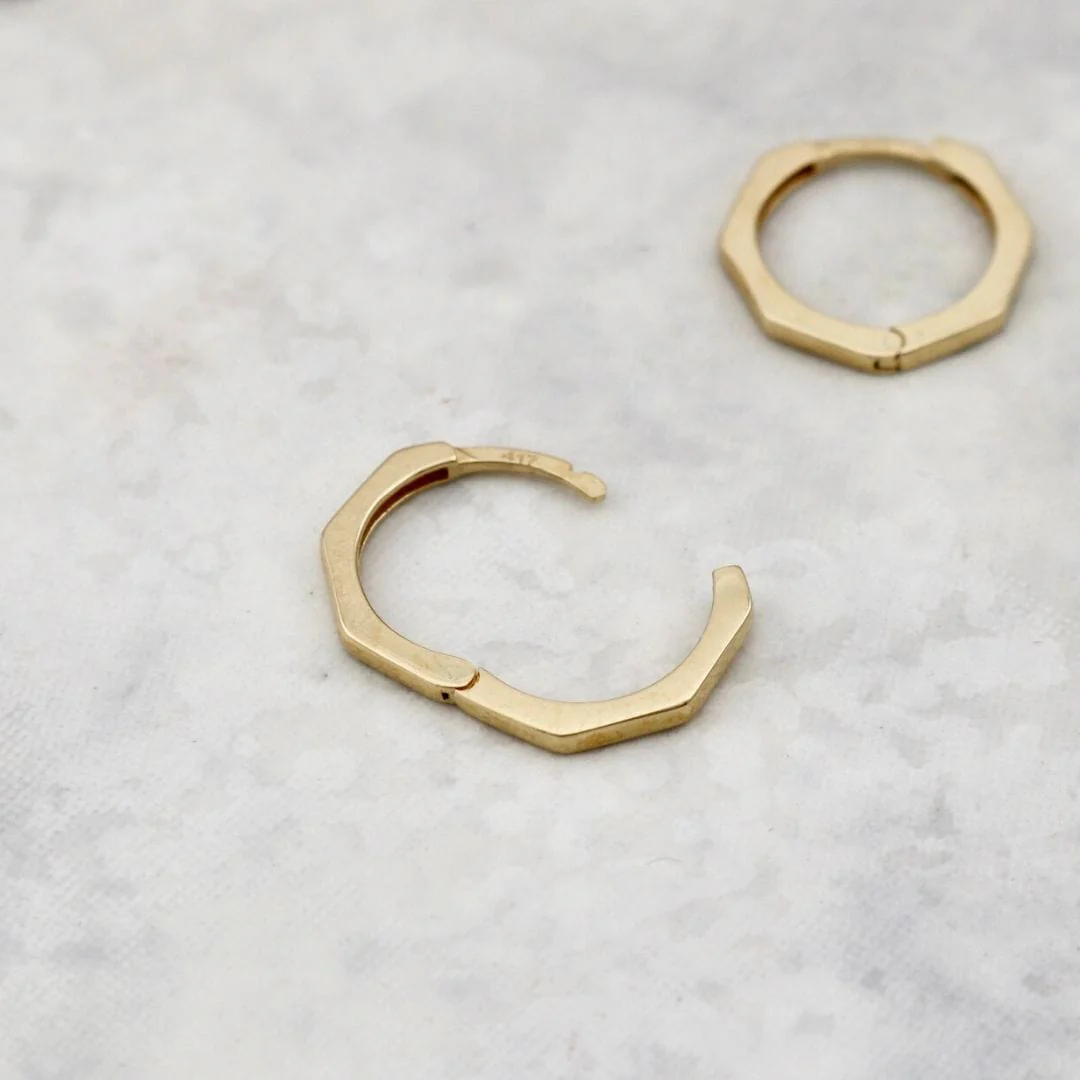 Boucles d'oreilles huggies Heptagone en or 10K – Image 4