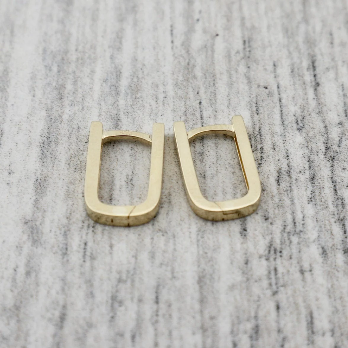Boucles d'oreilles huggies Minimalistes en or 10K – Image 5