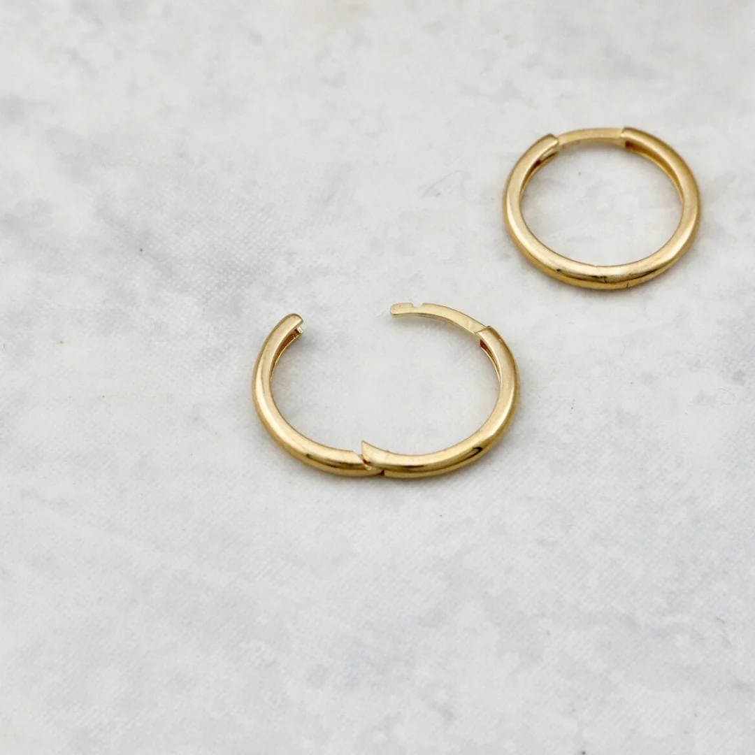 Boucles d'oreilles huggies Minimalistes en or 10K – Image 4