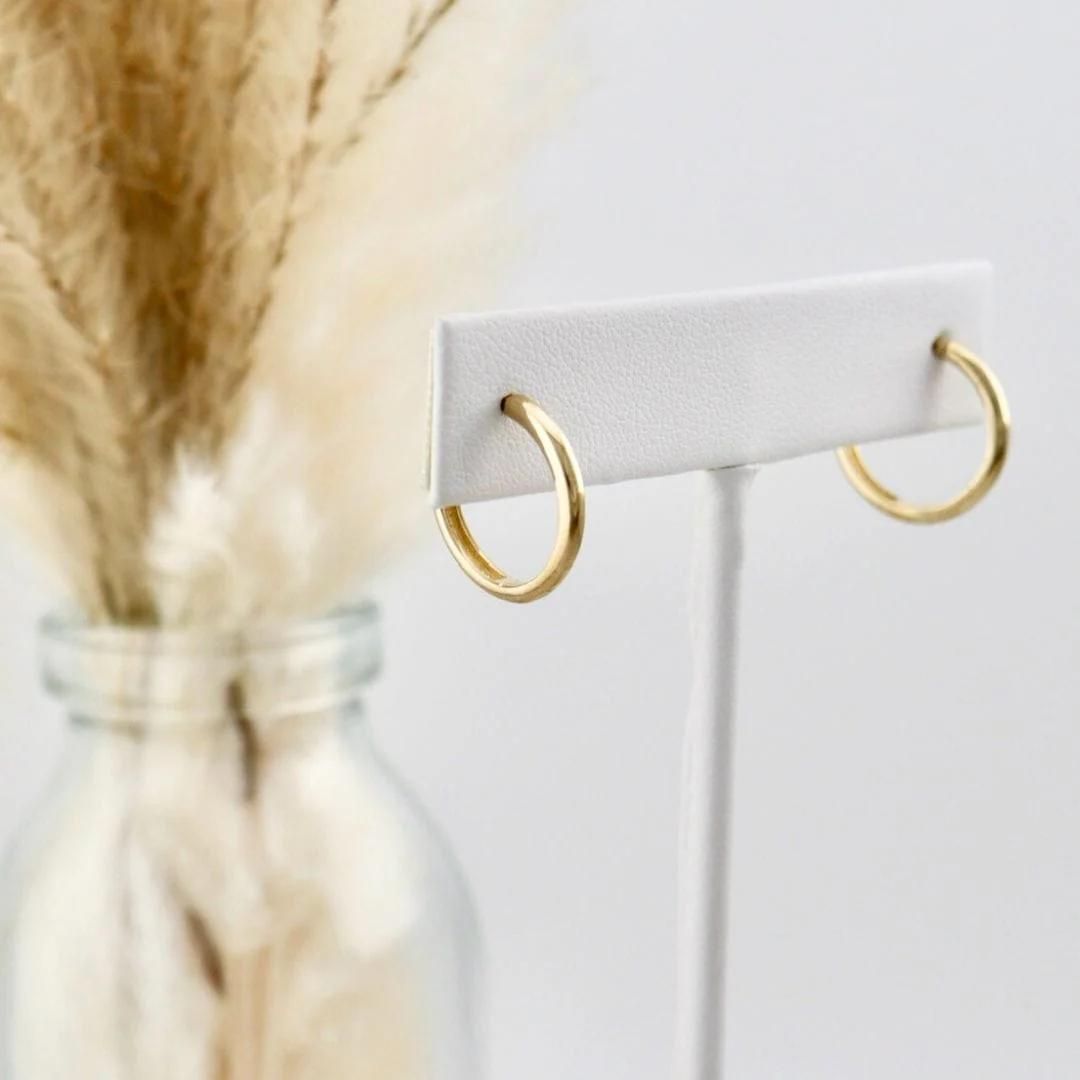 Boucles d'oreilles huggies Minimalistes en or 10K – Image 2