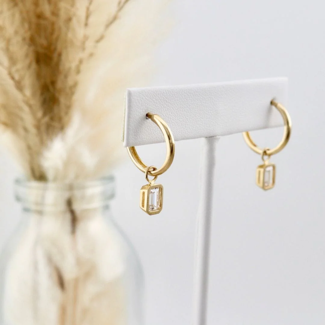 Boucles d'oreilles huggies Minimalistes en or 10K – Image 3