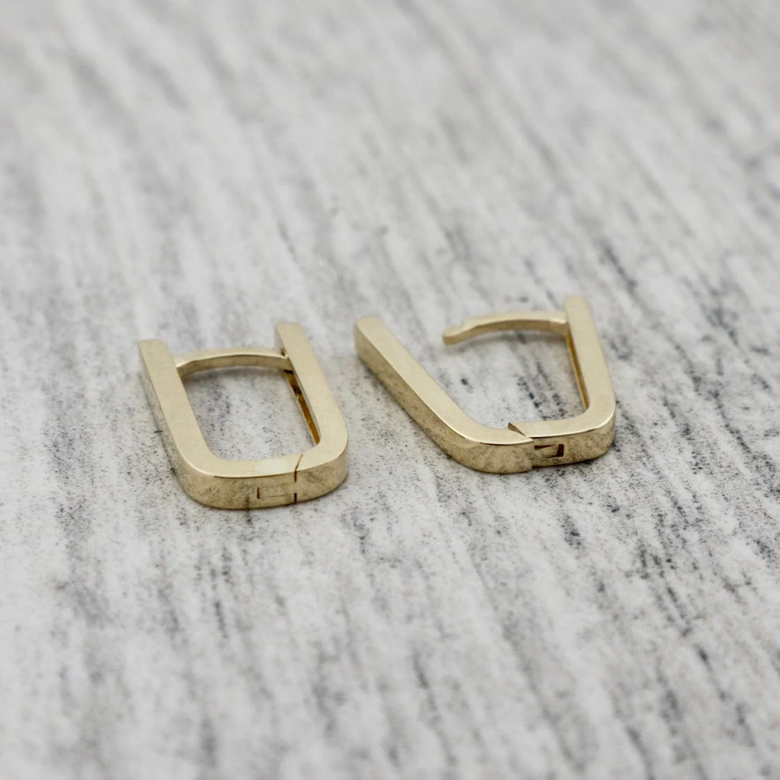 Boucles d'oreilles huggies Minimalistes en or 10K – Image 2