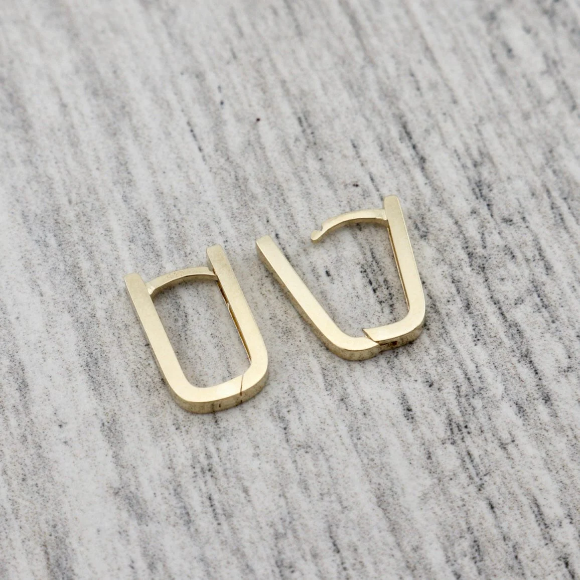 Boucles d'oreilles huggies Minimalistes en or 10K – Image 4