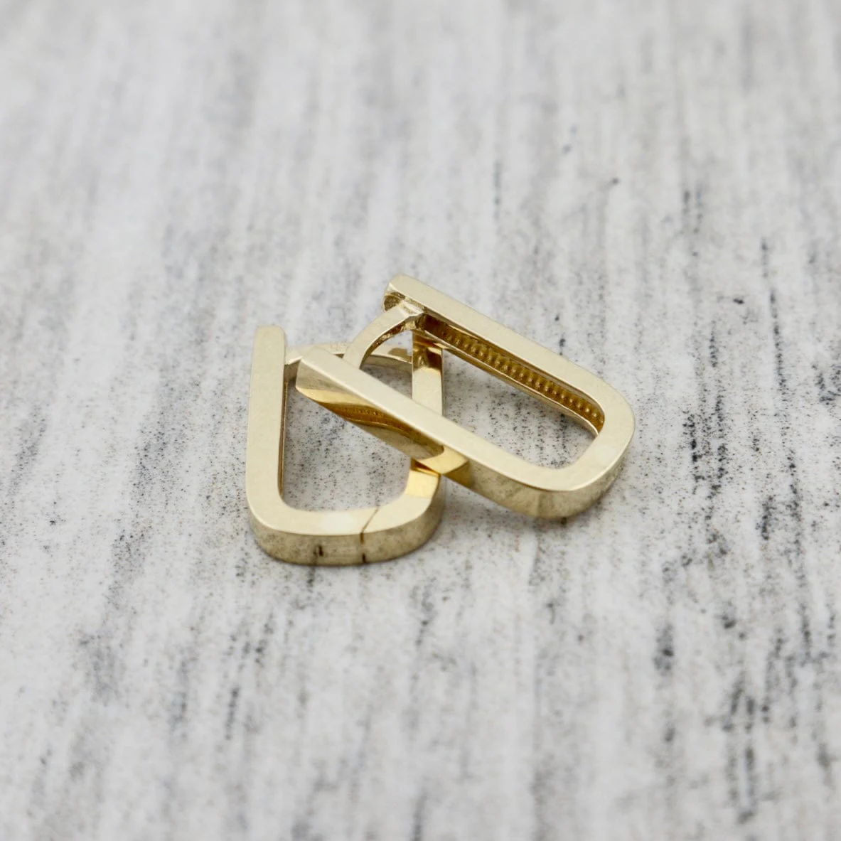 Boucles d'oreilles huggies Minimalistes en or 10K