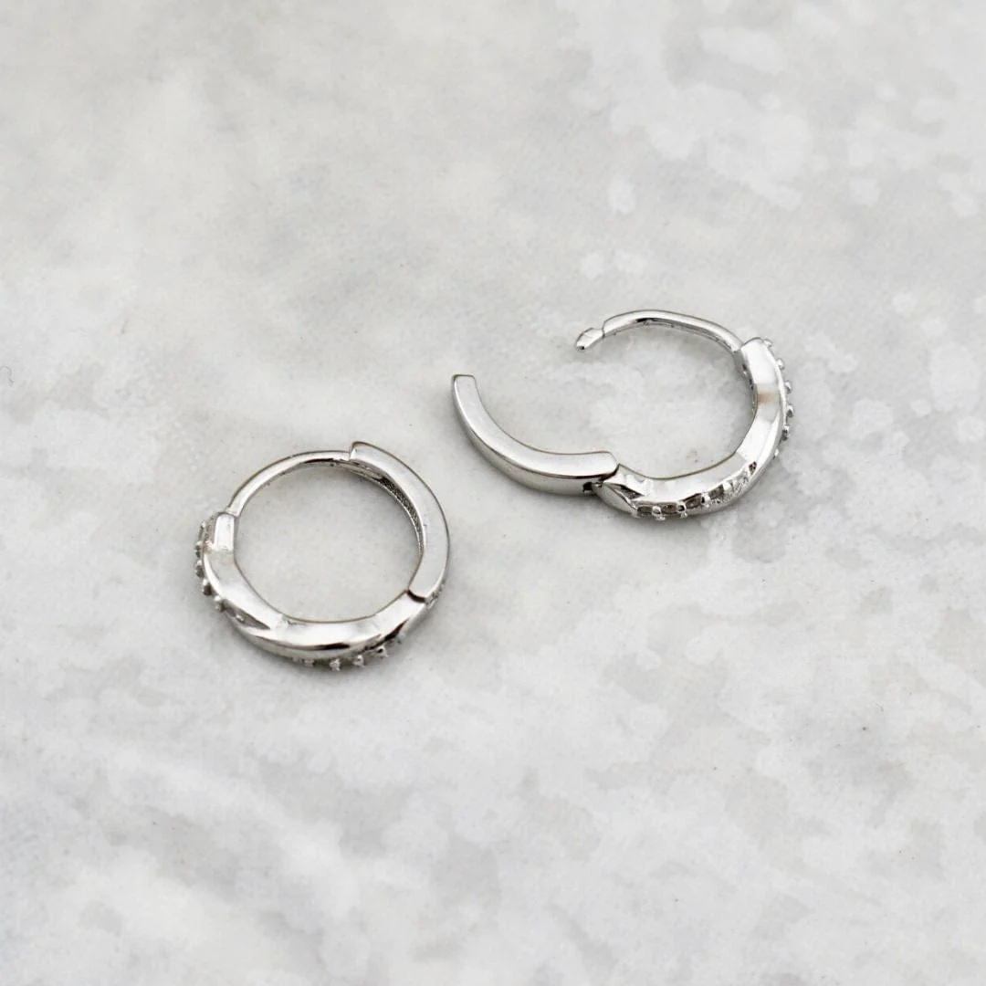 Boucles d'oreilles Huggies Scintillante Torsade en argent sterling – Image 3
