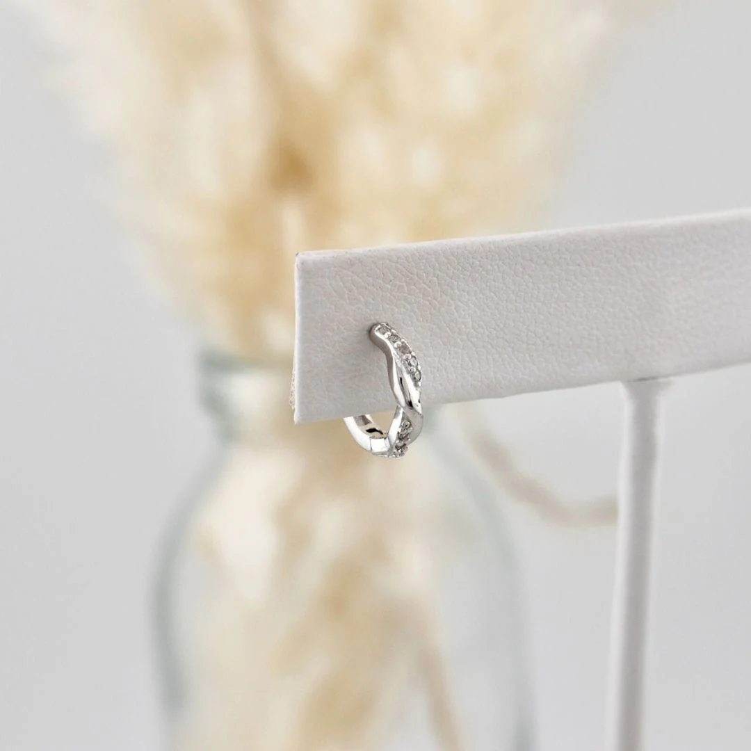 Boucles d'oreilles Huggies Scintillante Torsade en argent sterling – Image 2