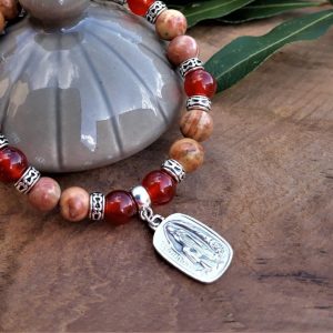 Bracelet Sainte Vierge Marie cornaline et bois fossile avec médaille Lourdes – Bijou chrétien