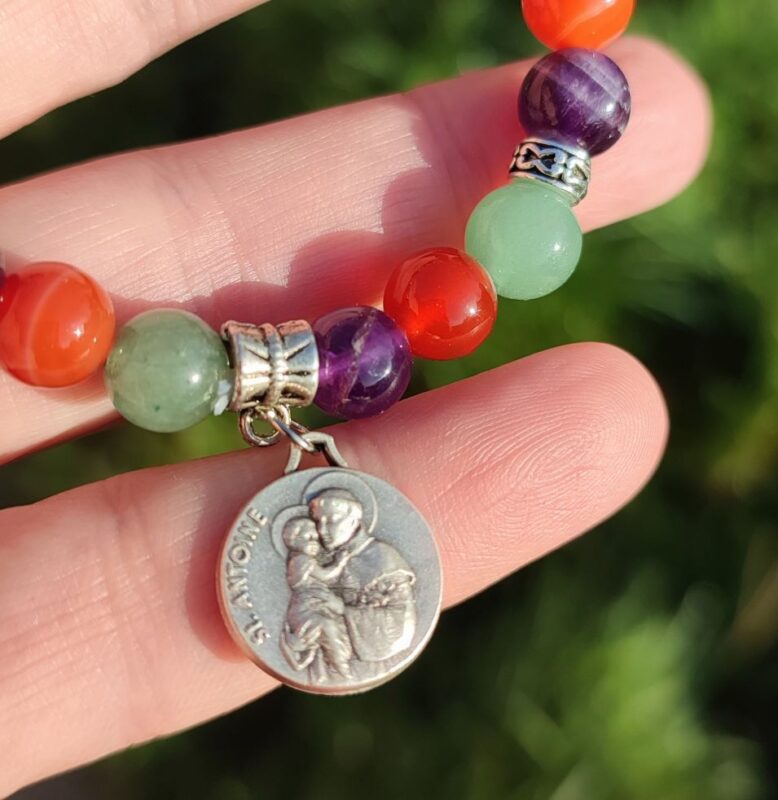 Bracelet Saint Antoine de Padoue avec médaille qualité, pierres mixtes – Bijou spirituel fait main – Image 2