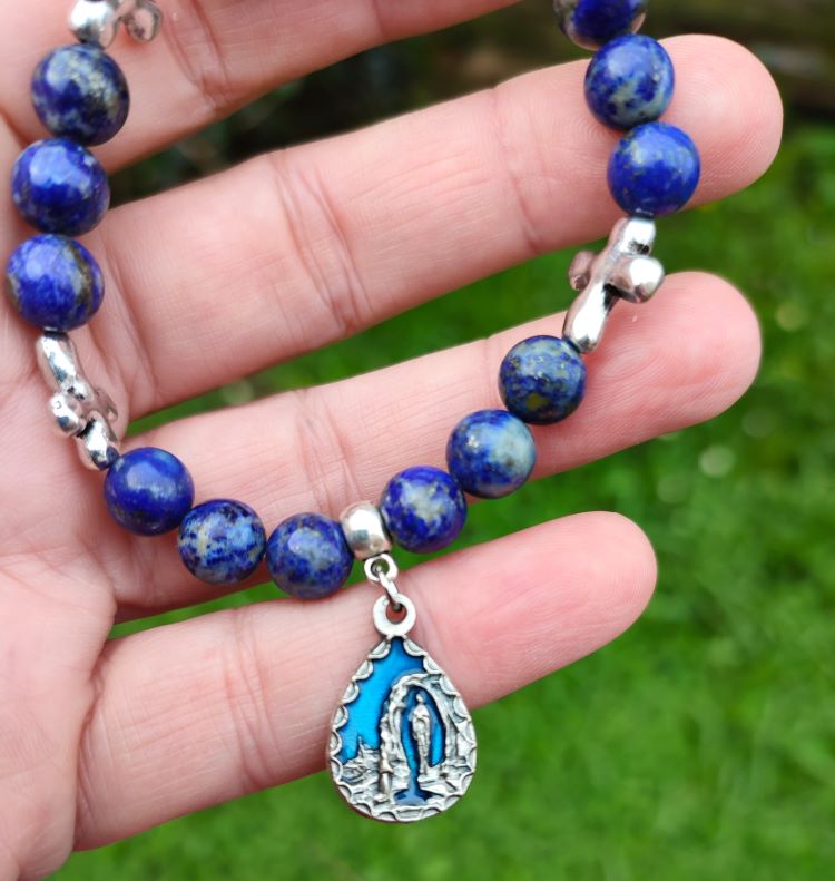 Bracelet Sainte Vierge lapis lazuli médaille grotte Lourdes – Fait main France – Bijou chrétien – Image 2