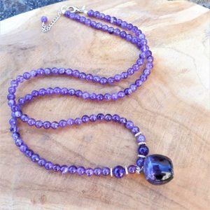Sautoir améthyste avec pendentif pomme – Fait main France – Bijou énergétique