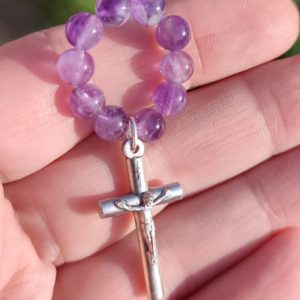 Dizainier prière en améthyste avec croix Jésus – Fait main Bretagne