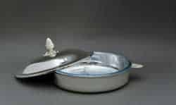 Plat à gratin « Pomme de pin » en métal argenté