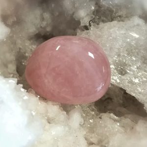 Quartz rose, pierre roulée