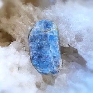 Cyanite (Disthène), pierre roulée