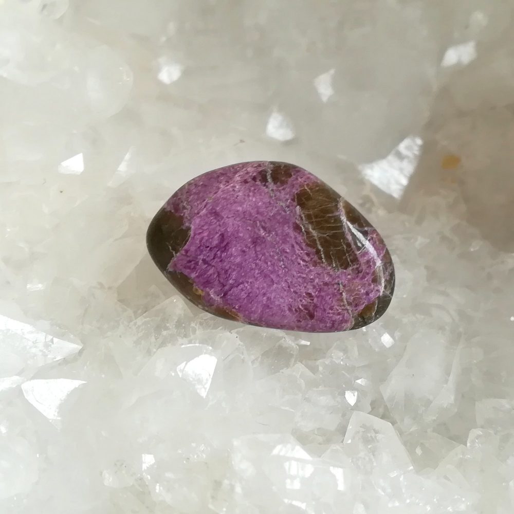 Stichite, pierre roulée