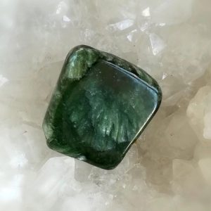 Séraphinite, pierre roulée