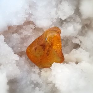 Ambre, pierre roulée