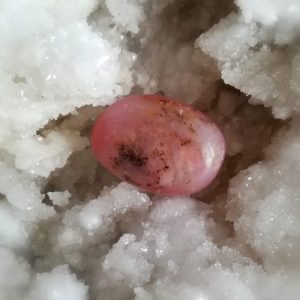 Opale rose des Andes, pierre roulée