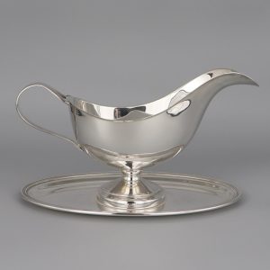 Saucière à bec sur plateau